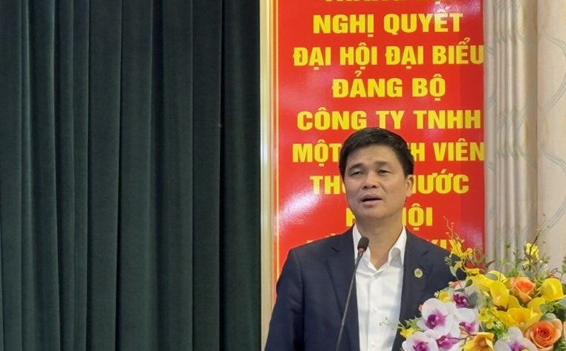 Vice President of the Vietnam General Confederation of Labor Ngo Duy Hieu conveyed the contents at the conference. Photo: Bao Han