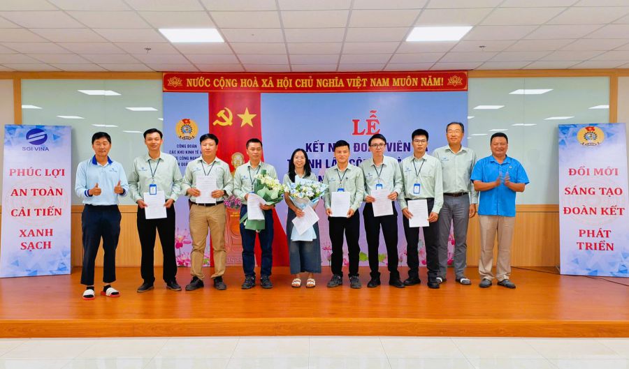 The Trade Union of Quang Nam Economic Zones and Industrial Parks presented the decision to establish the Trade Union of SGI VINA Co., Ltd. (Korea) in Nui Thanh. Photo: Hoang Bin