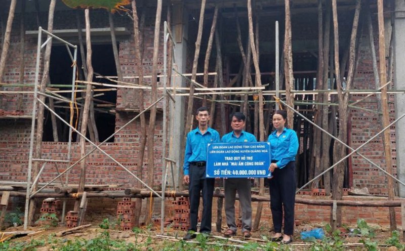 Union members of the Quang Hoa District Labor Federation receive funding to build a Union Shelter. Photo: Ly Le