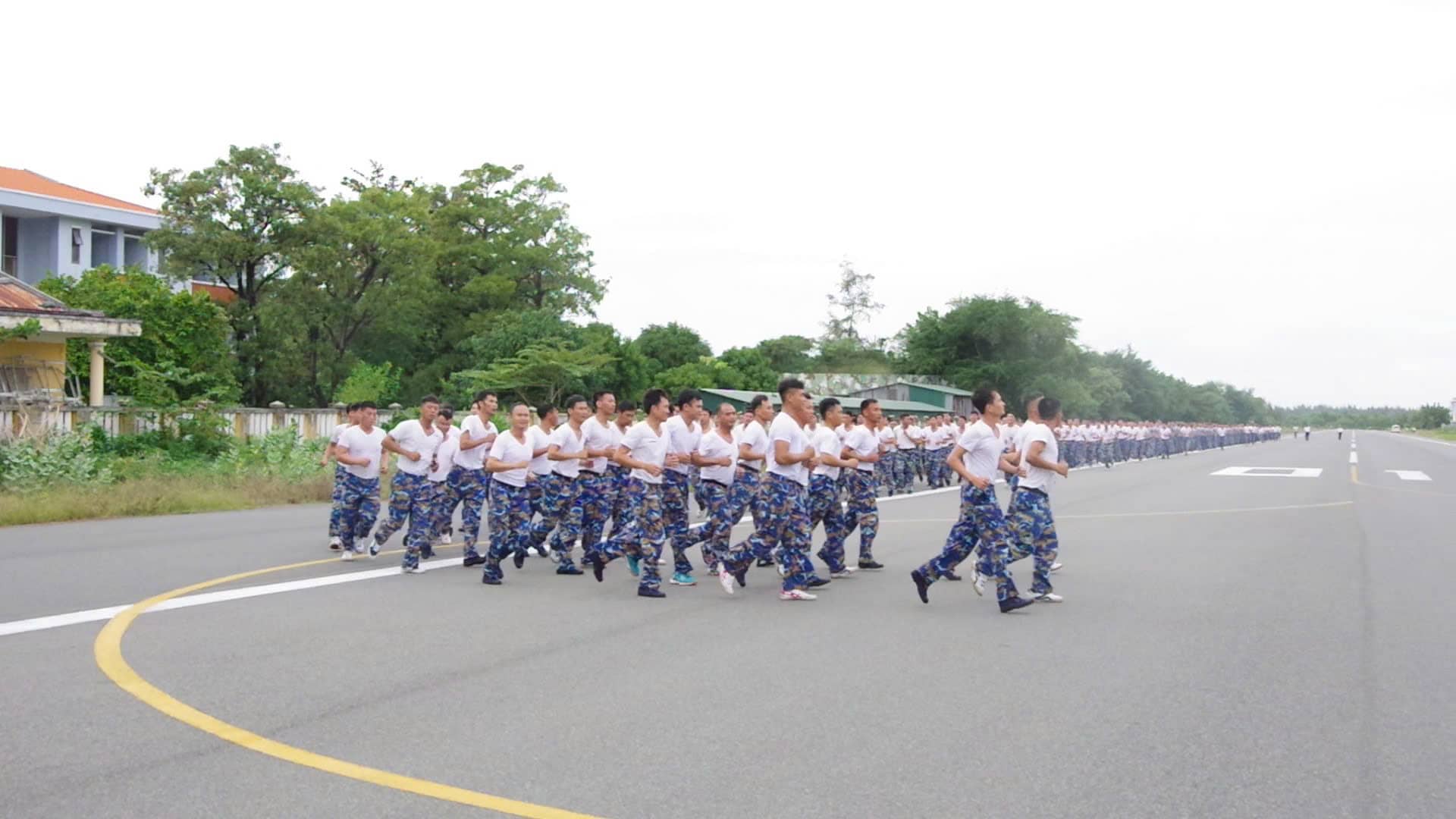 More than 1,000 soldiers of Naval Region 4 participated in the program "Run for a green Truong Sa". Photo: Ngoc Anh