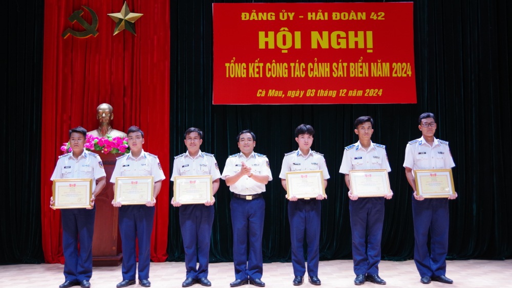 Fleet 42 participated in inspecting and penalizing 95 fishing boats, with fines totaling more than 1.6 billion VND. Photo: Fleet 42