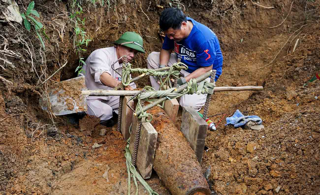 People discovered a bomb in their garden. Photo: MAG