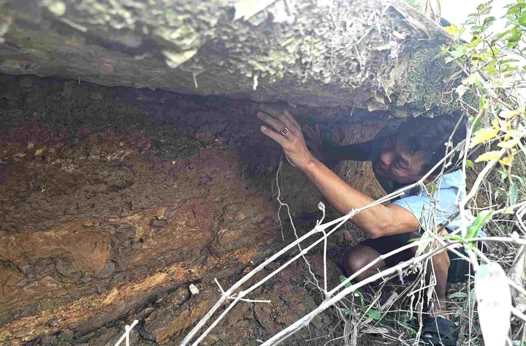 The base of the dike was eroded, creating a deep frog mouth. Photo: Han Nguyen