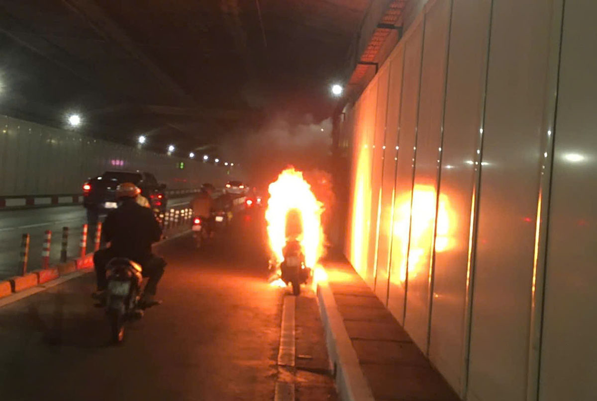 Fire in Thu Thiem tunnel, traffic jam for hours