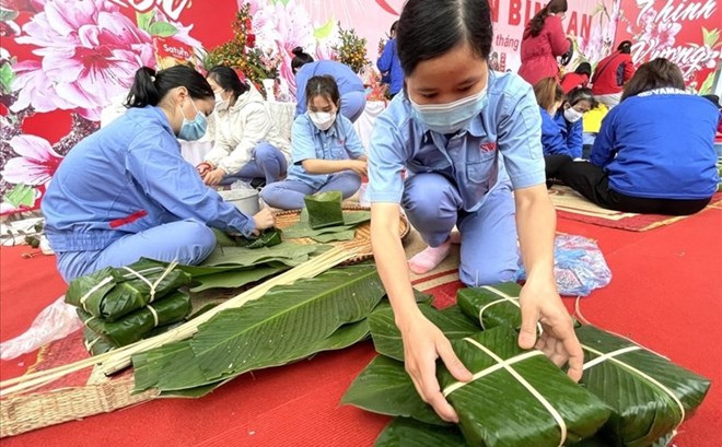 Workers enjoy Tet reunion organized by the Trade Union. Photo: Ha Anh
