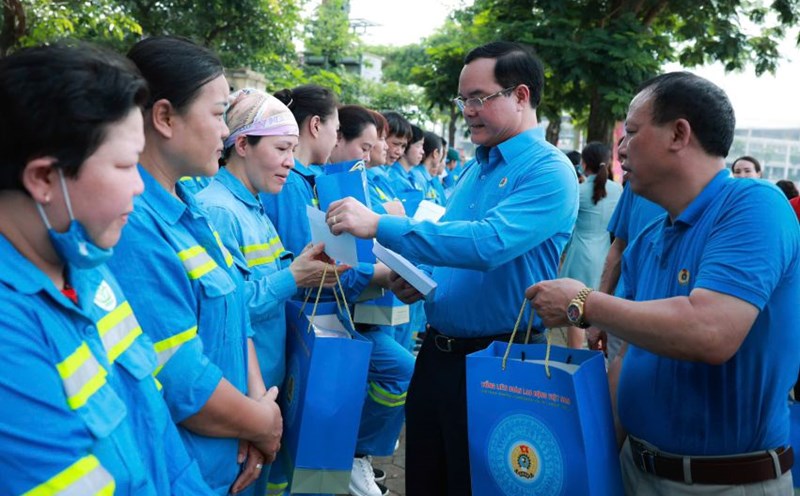 President of the Vietnam General Confederation of Labor Nguyen Dinh Khang presents Tet gifts to workers. Photo: Phong Linh
