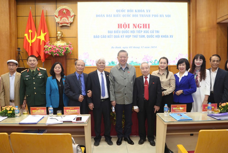 Tong Bi thu To Lam, lanh dao TP Ha Noi, cac dai bieu thuoc Doan dai bieu Quoc hoi TP Ha Noi voi cu tri. Anh: Thanh Hai