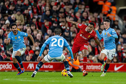 Ryan Gravenberch la ong chu khu trung tuyen trong thang loi cua Liverpool truoc Man City. Anh: This is Anfield