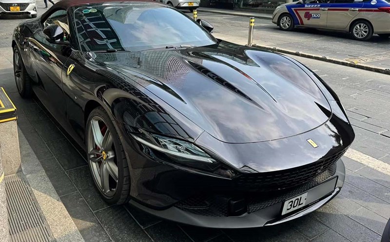 The Ferrari Roma Spider worth more than 24 billion VND has been registered with a Hanoi license plate. Photo: Tu Bong
