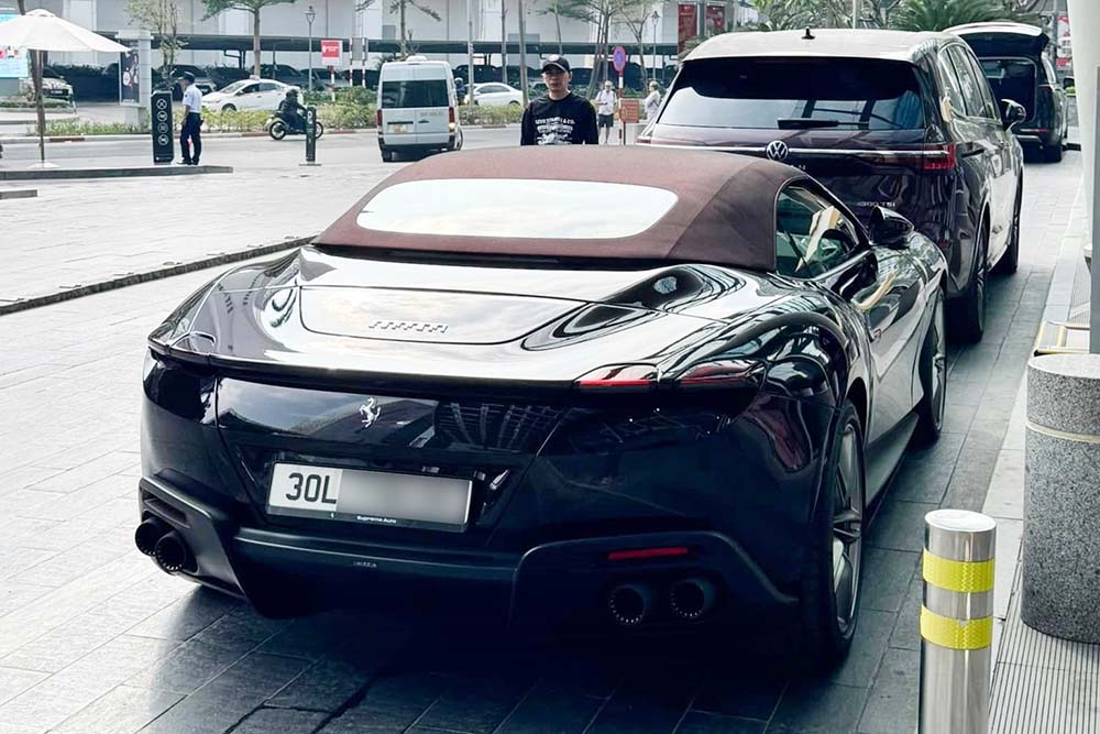 Tong quan chiec Ferrari Roma Spider nhin tu phia sau. Anh: Tu Bong
