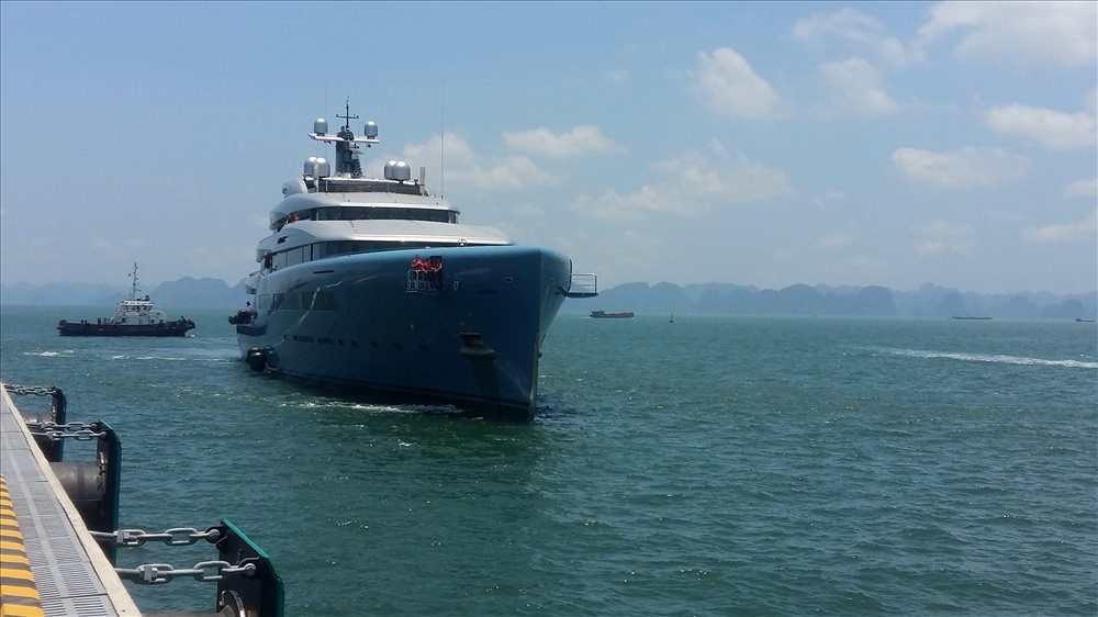 The $150 million superyacht of billionaire Joe Lewis - owner of Tottenham Hotspur Football Club - arrived and stayed in Ha Long for many days in May 2019. Photo: Nguyen Hung