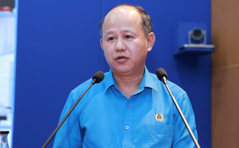 Mr. Le Van Dai - Vice President of Da Nang City Labor Federation discussed some solutions of the direct superior trade union at the grassroots level to innovate and improve the quality of negotiation and dialogue in a practical and effective manner. Photo: Hai Nguyen