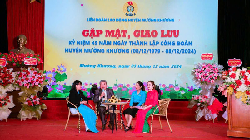 The meeting was an opportunity for Muong Khuong District Labor Union officials to share and recall memories of activities to care for workers. Photo: Muong Khuong Labor Union