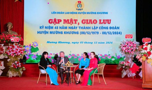 Buổi gặp mặt là dịp để các cán bộ Công đoàn huyện Mường Khương chia sẻ, ôn lại những kỷ niệm về hoạt động chăm lo cho người lao động. Ảnh: LĐLĐ Mường Khương