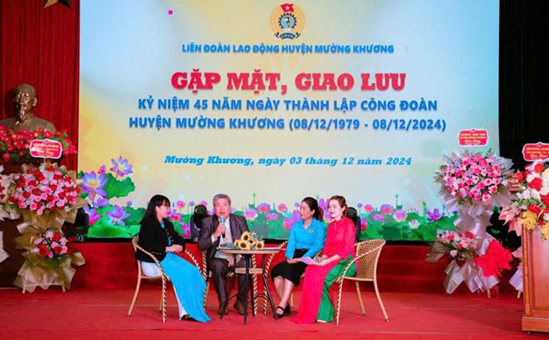 The meeting was an opportunity for Muong Khuong District Labor Union officials to share and recall memories of activities to care for workers. Photo: Muong Khuong Labor Union