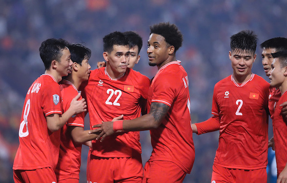 Vietnam team received bonus after winning the semi-finals of ASEAN Cup 2024. Photo: Minh Dan