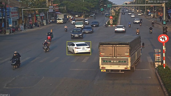 xe oto re trai tai noi co bien bao hieu co noi dung cam re trai doi voi loai phuong tien dang dieu khien tai Nga 4 Xuong Giang – Vuong Van Tra – Quang Trung, thanh pho Bac Giang. Anh: Cong an thanh pho Bac Giang