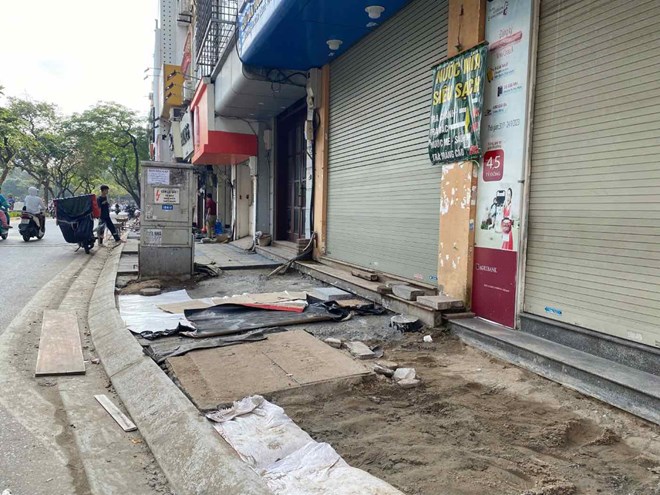 Vỉa hè Hà Nội lại bị đào xới vỉa hè dịp cuối năm. Ảnh: Nhật Minh