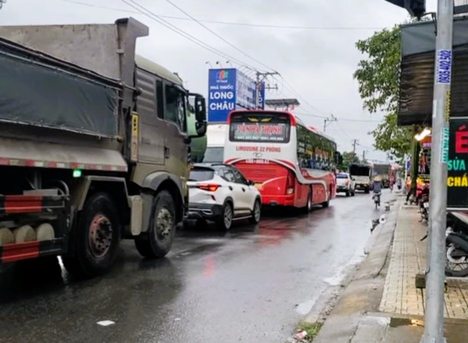 Ach tac giao thong tren cau Phong Thu, Dien Ban, Quang Nam trong thoi gian sua chua cau Cau Lau dot 1.2024. Anh: Ki Nguyen