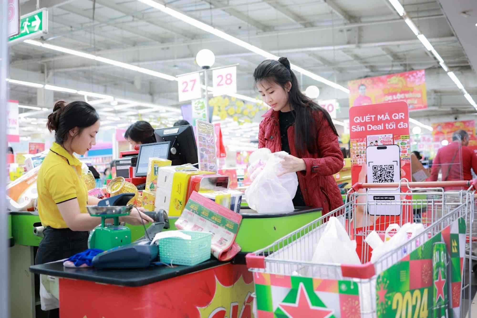 Goods at supermarkets are increased and prices are stable to serve people's Tet shopping needs. Photo: Hai Nguyen