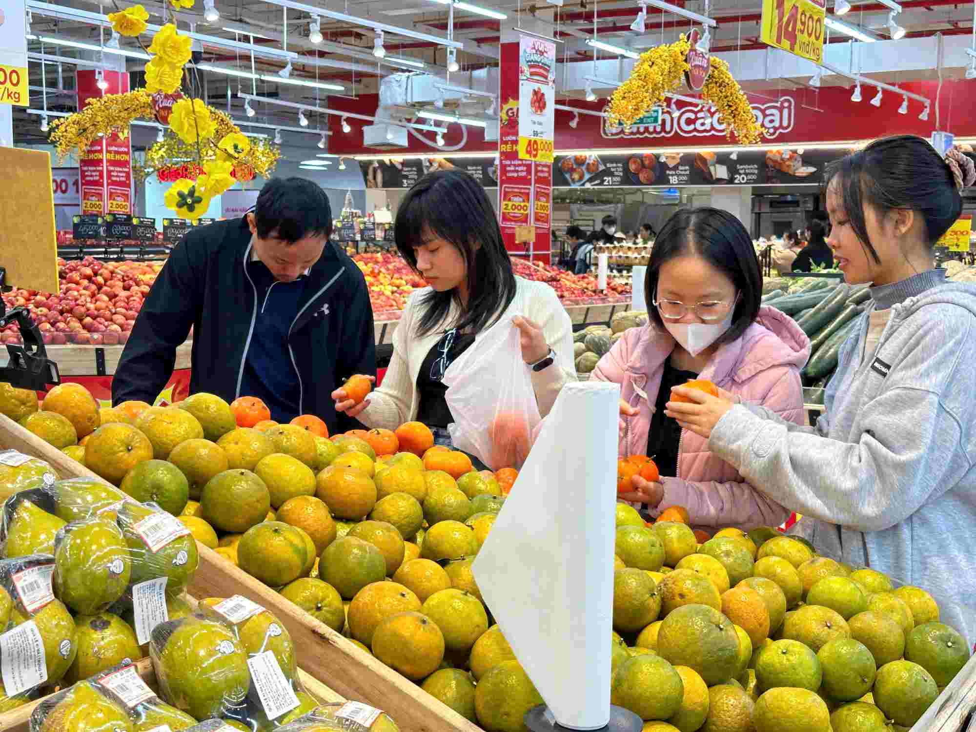 Cac doanh nghiep cung dang tich cuc trien khai ke hoach thu mua, du tru hang hoa, nham dap ung tot nhat nhu cau cua nguoi dan dip Tet. Anh: Bich Hien