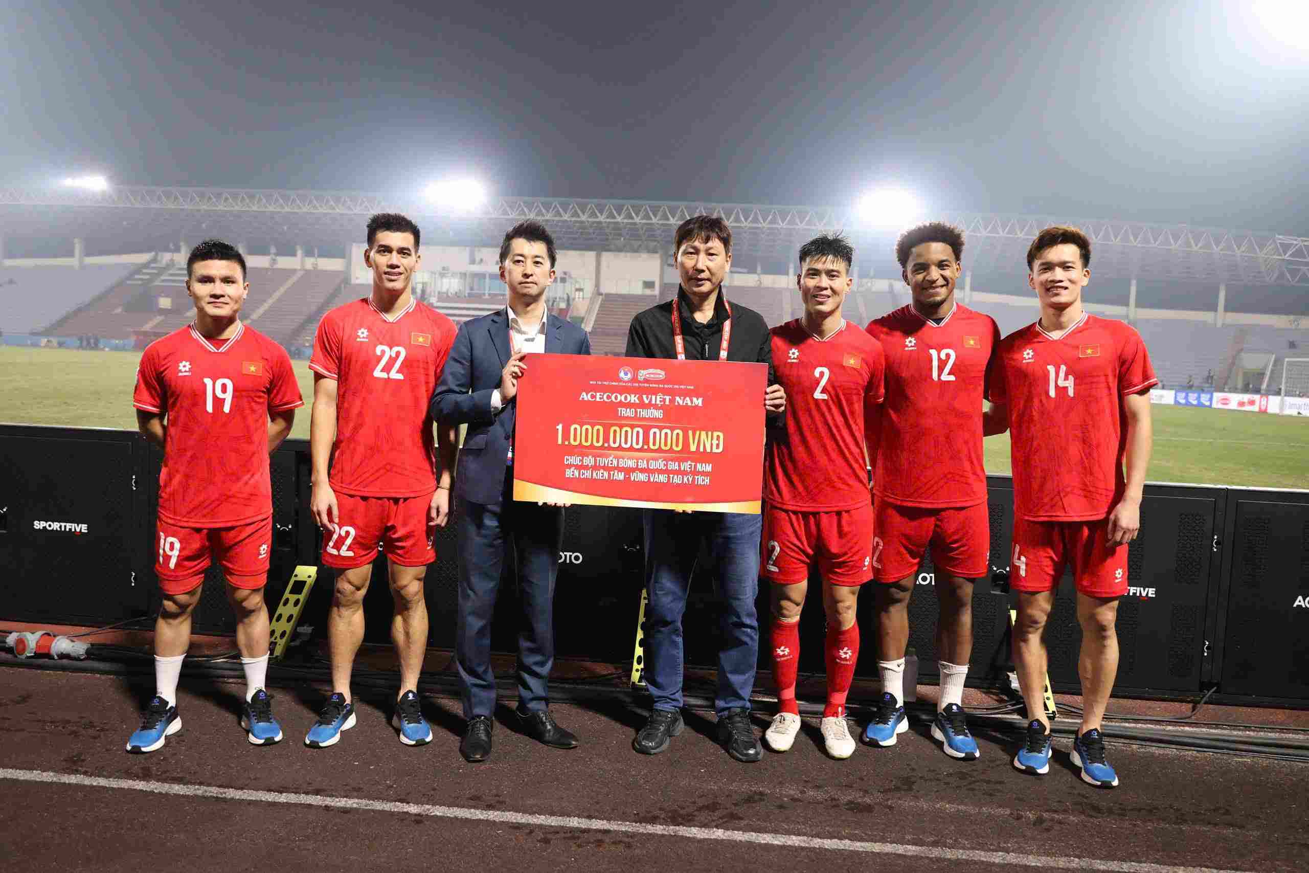 Acecook Vietnam awarded 1 billion VND to the Vietnamese team. Photo: Acecook Vietnam