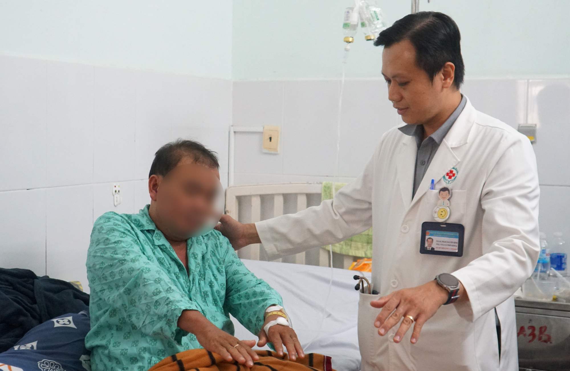 Doctor checks the health of a stroke patient. Photo: Thanh Chan
