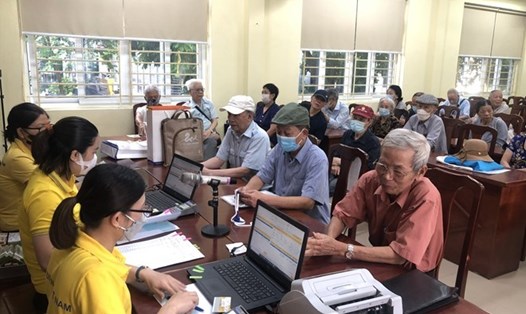Bộ Nội vụ đề xuất các chính sách đối với cán bộ, người lao động nghỉ hưu trước tuổi do sắp xếp tổ chức bộ máy. Ảnh minh họa: Hương Nha