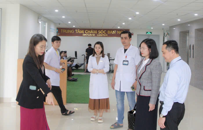 Cuc pho Cuc Dan so (Bo Y te) Hoang Thi Thom (thu 2 tu phai sang) tham quan mo hinh cham soc nguoi cao tuoi tai Benh vien 199. Anh: Song Han