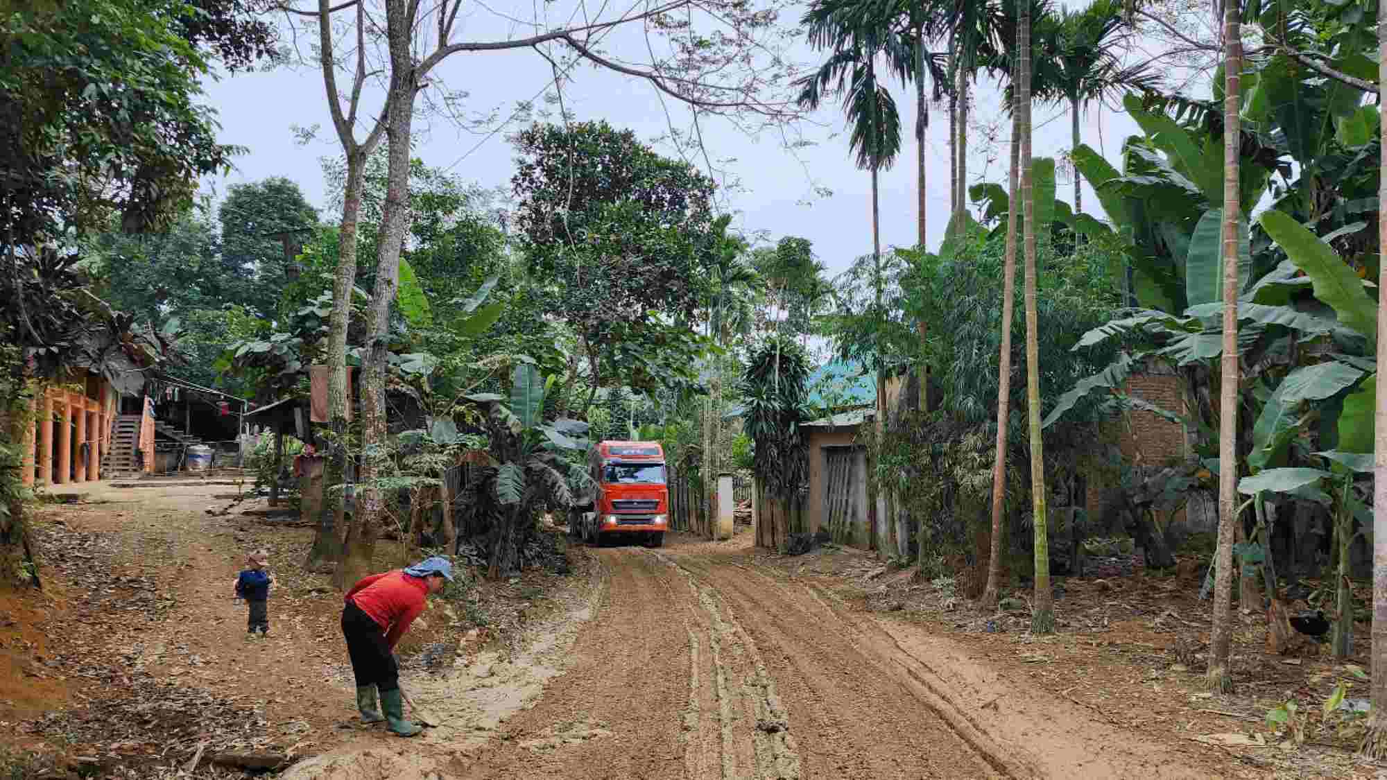 Dusty in the sun and muddy in the rain due to trucks carrying rocks destroying the residential road in Thanh Cong 1 village, Thanh Long commune (Ham Yen, Tuyen Quang). Photo: Viet Bac