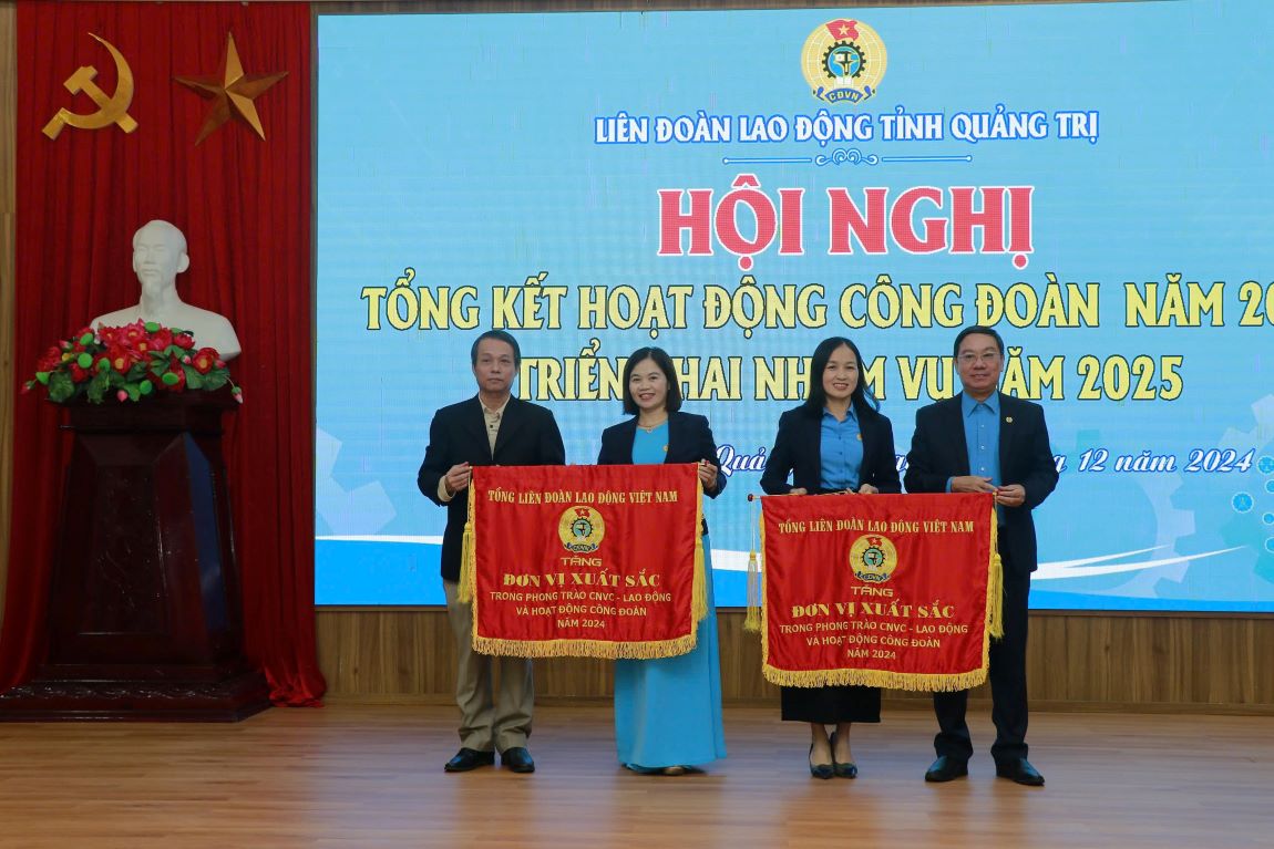 Two collectives received the Emulation Flag for excellent units in the movement of workers, civil servants and laborers and Trade Union activities in 2024 from the Vietnam General Confederation of Labor. Photo: Hung Tho