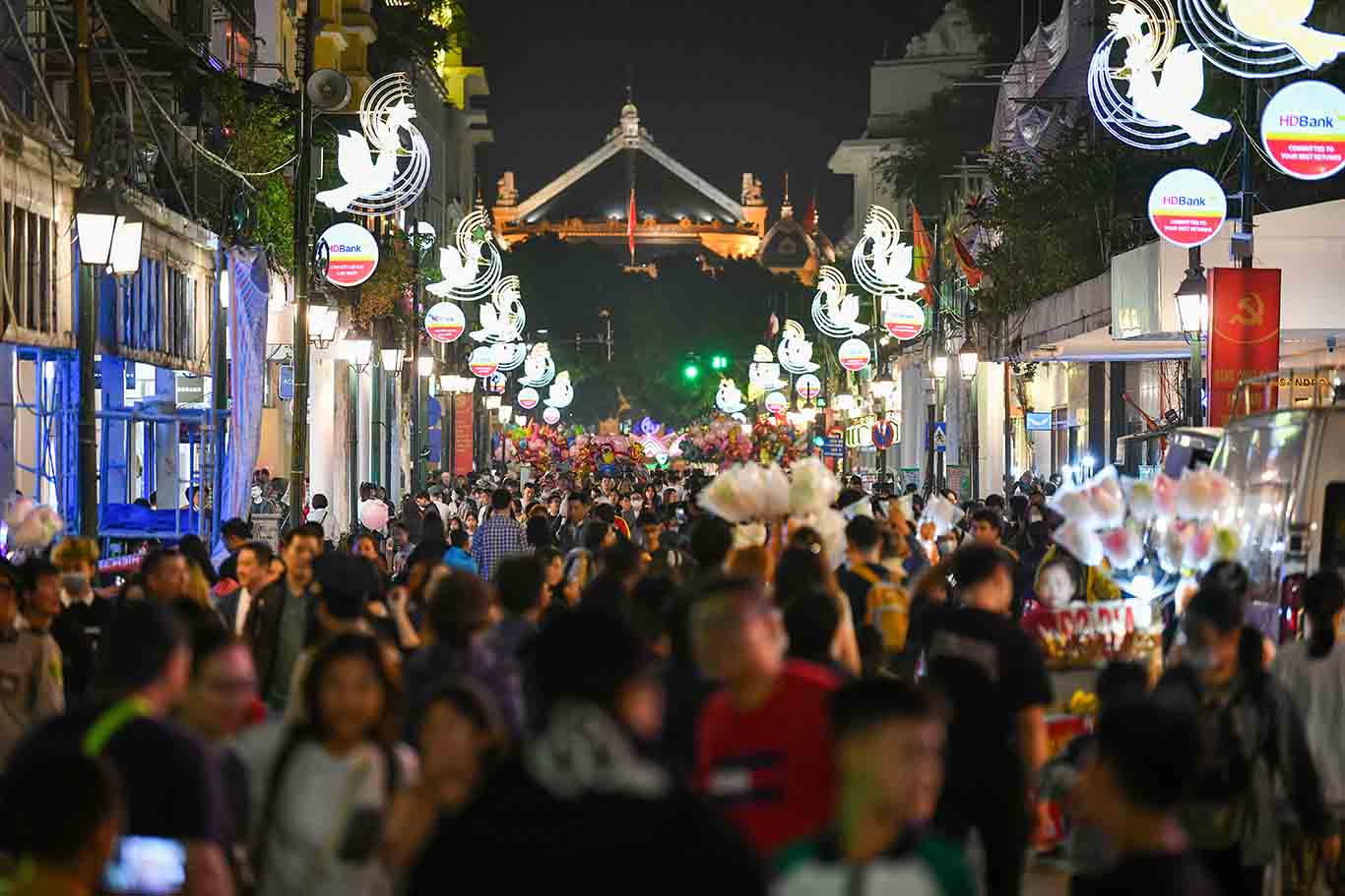 Bien nguoi do ve pho di bo Ho Hoan Kiem, Ha Noi vao dem 31.12.2023 chao don nam moi 2024. Nam ngoai, khu vuc Nha Hat Lon khong dien ra chuong trinh van nghe. Anh: The Dai