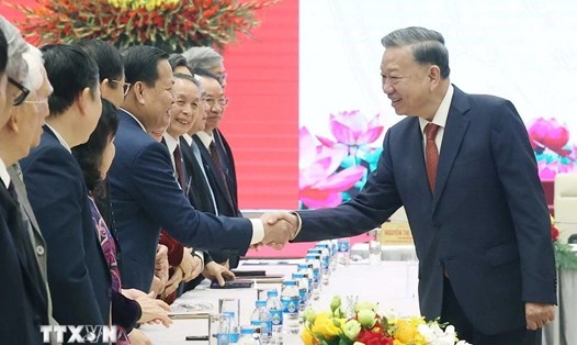 Tổng Bí thư Tô Lâm và các đại biểu trí thức, nhà khoa học. Ảnh: Thống Nhất/TTXVN