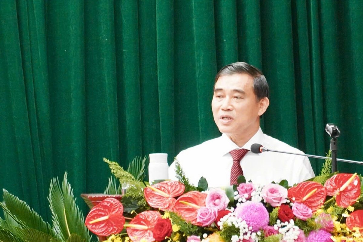Mr. Tran Thuong Chi - Secretary of Long Dat District Party Committee - gave a speech accepting the assignment. Photo: Bich Ngoc
