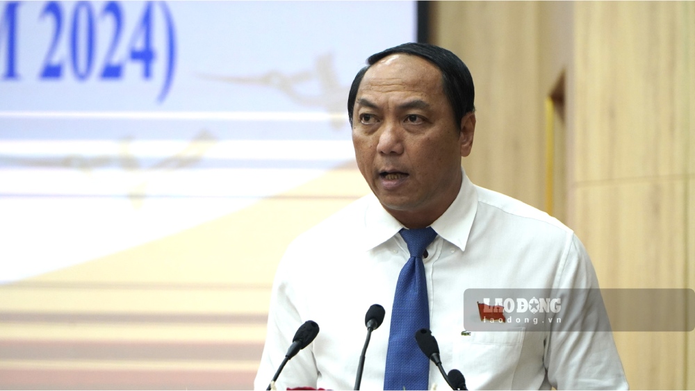 Chairman of the Provincial People's Council Lam Minh Thanh spoke at the meeting, emphasizing that many issues would be discussed and decided; especially the goals and tasks of socio-economic development in 2025. Photo: Nguyen Anh