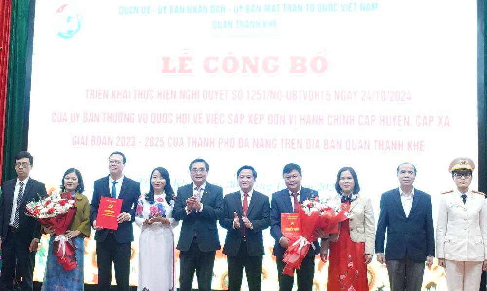 Quan Thanh Khe (TP Da Nang) to chuc hoi nghi cong bo cac quyet dinh nhan su sau sap xep don vi hanh chinh. Anh: Tran Thi