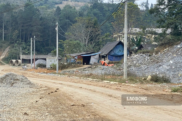 Không ít hộ dân cũng chung cảnh bị cưỡng chế, sống trong lều bạt tạm bợ.