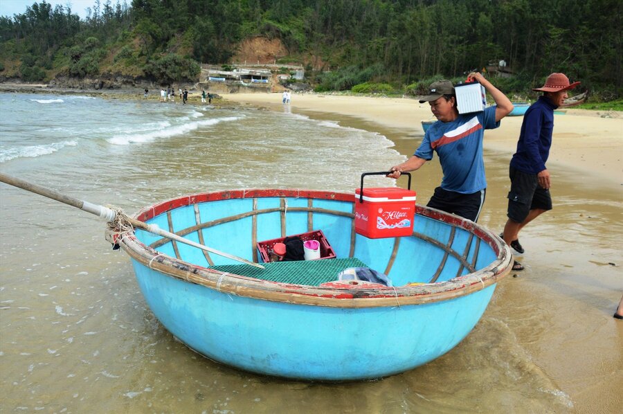 Vinh Viet Thanh la “canh dong” muu sinh cua hang nghin ngu dan, viec duong ong xa thai cua nha may co cong suat lon nhat nuoc xa ra vinh nay khien nguoi dan lo ngai gay o nhiem moi truong. Anh: Ngoc Vien