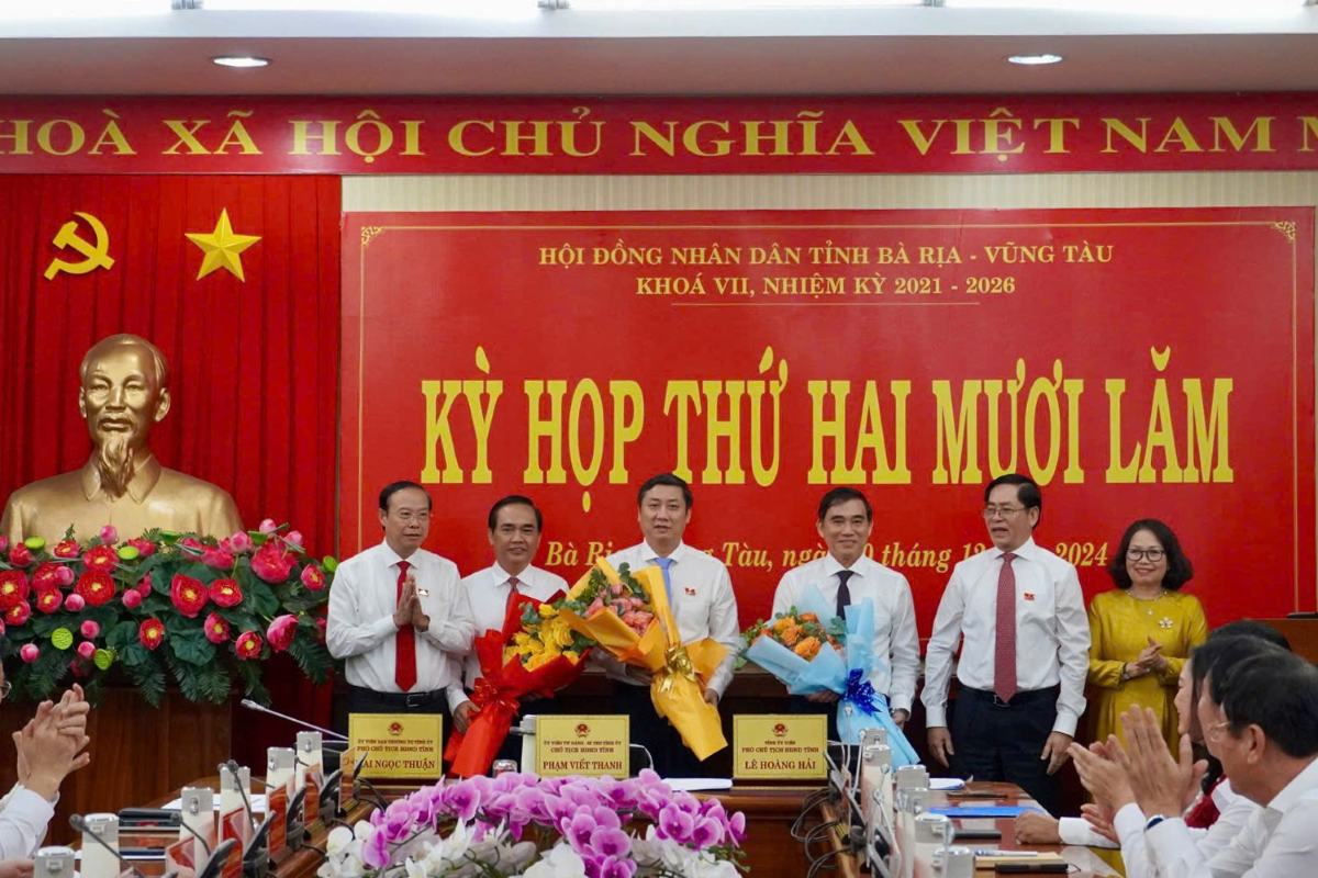Presenting flowers to congratulate officials taking on new assignments according to the approved resolution on personnel work. Photo: Bich Ngoc