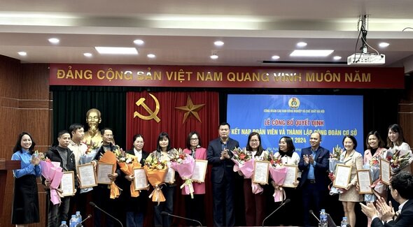 The Hanoi Industrial and Export Processing Zones Trade Union will hand over the establishment decision to 11 grassroots trade unions at the end of December 2024. Photo: Trade Union