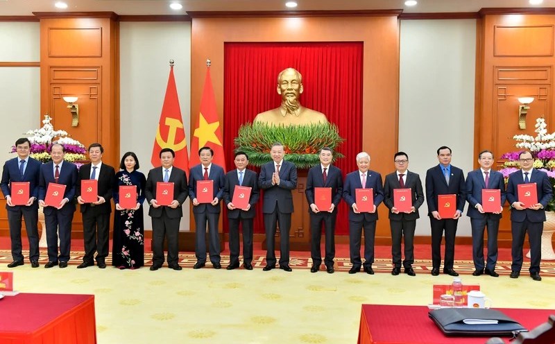 General Secretary To Lam presents the Politburo's Decision to leaders of agencies and units. Photo: Dang Khoa