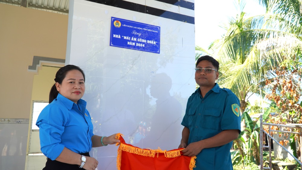 Handing over the Trade Union Shelter to Tien Kiet union members. Photo: Xuan Nhi