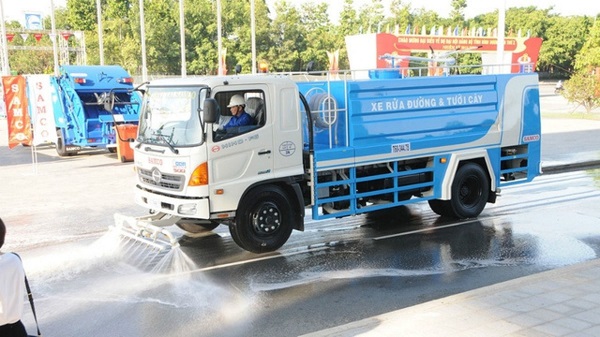 Công ty TNHH MTV Môi trường đô thị Hà Nội đang tăng tần suất rửa đường giảm bụi mịn. Ảnh: Urenco