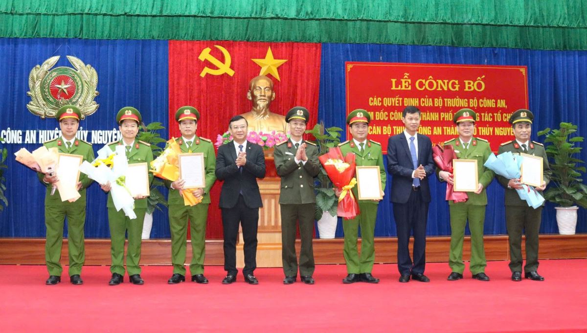 Representatives of Hai Phong City Police presented the decision of the Ministry of Public Security on the establishment of Thuy Nguyen City Police. Photo: Minh Khue