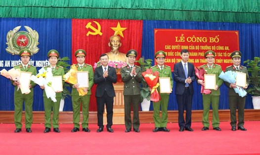 Đại diện Công an TP Hải Phòng trao quyết định của Bộ Công an về thành lập Công an TP Thủy Nguyên. Ảnh: Minh Khuê