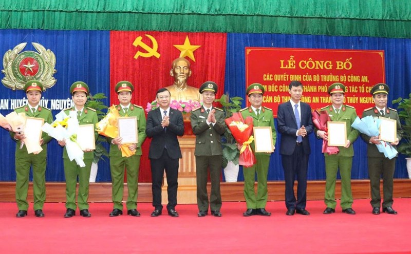 Representatives of Hai Phong City Police presented the decision of the Ministry of Public Security on the establishment of Thuy Nguyen City Police. Photo: Minh Khue