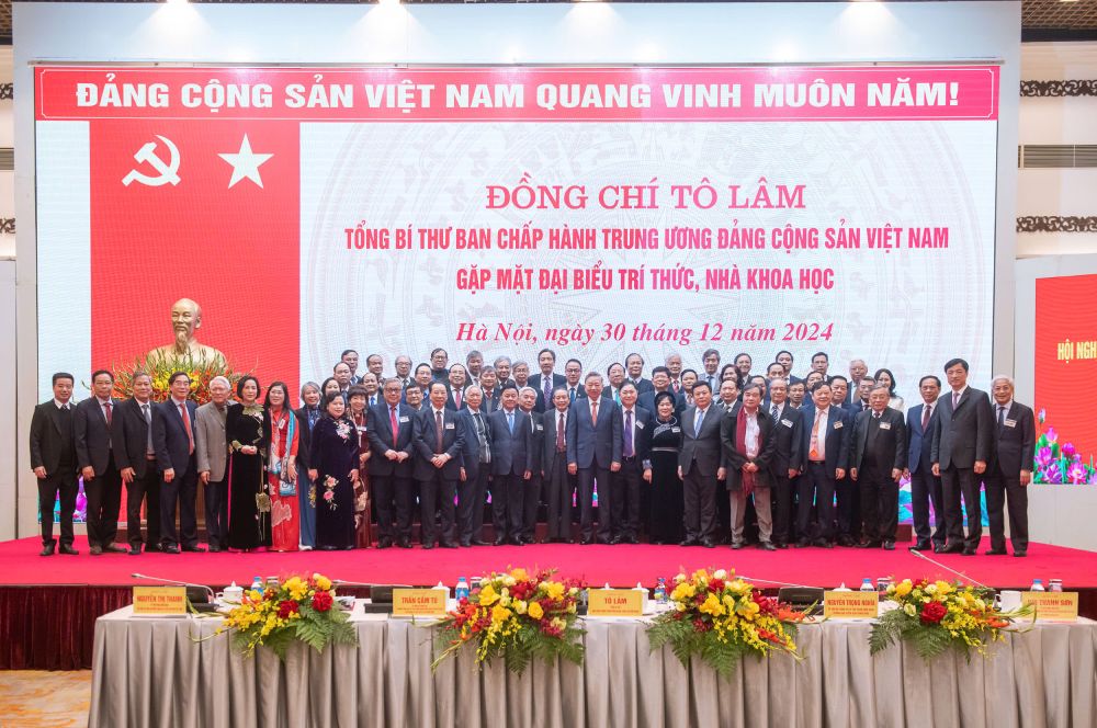 Tổng Bí thư Tô Lâm và các đại biểu trí thức, nhà khoa học. Ảnh: Ái Vân 