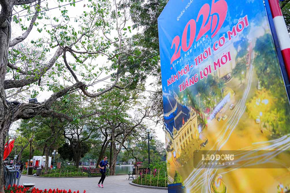 The Hoan Kiem Old Quarter is sparsely populated, with only a few locals and tourists walking and exercising on the first day of the Lunar New Year. Photo: Tung Giang