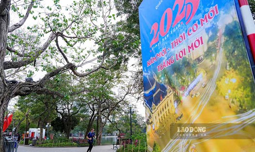 Khu vực phố cổ Hoàn Kiếm thưa người, chỉ có lác đác người dân cùng khách du lịch đi dạo, tập thể dục trong ngày đầu năm Tết Ất Tỵ. Ảnh: Tùng Giang