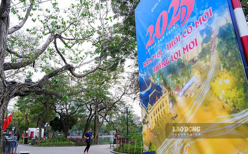 The Hoan Kiem Old Quarter is sparsely populated, with only a few locals and tourists walking and exercising on the first day of the Lunar New Year. Photo: Tung Giang